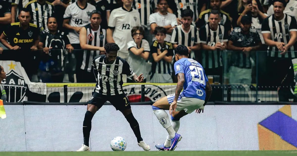 Fred critica pênalti durante intervalo do clássico