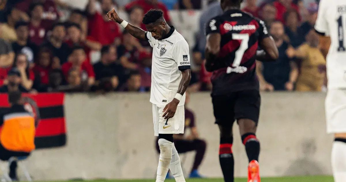 Fred com gelo na parte posterior da coxa esquerda após deixar o jogo