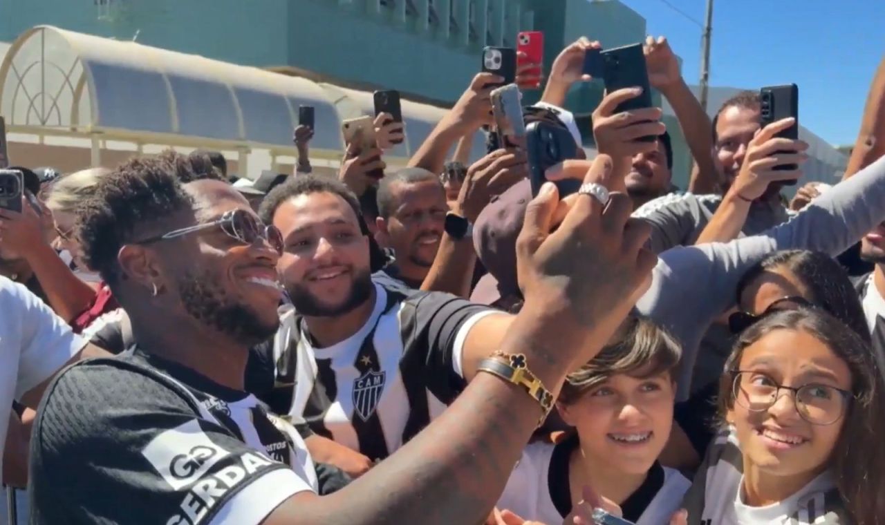 Fred desembarca no aeroporto da Pampulha e é cumprimentado por torcedores