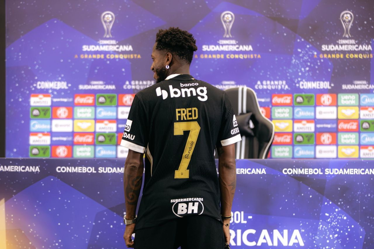 Fred com a camisa do Atlético-MG durante apresentação