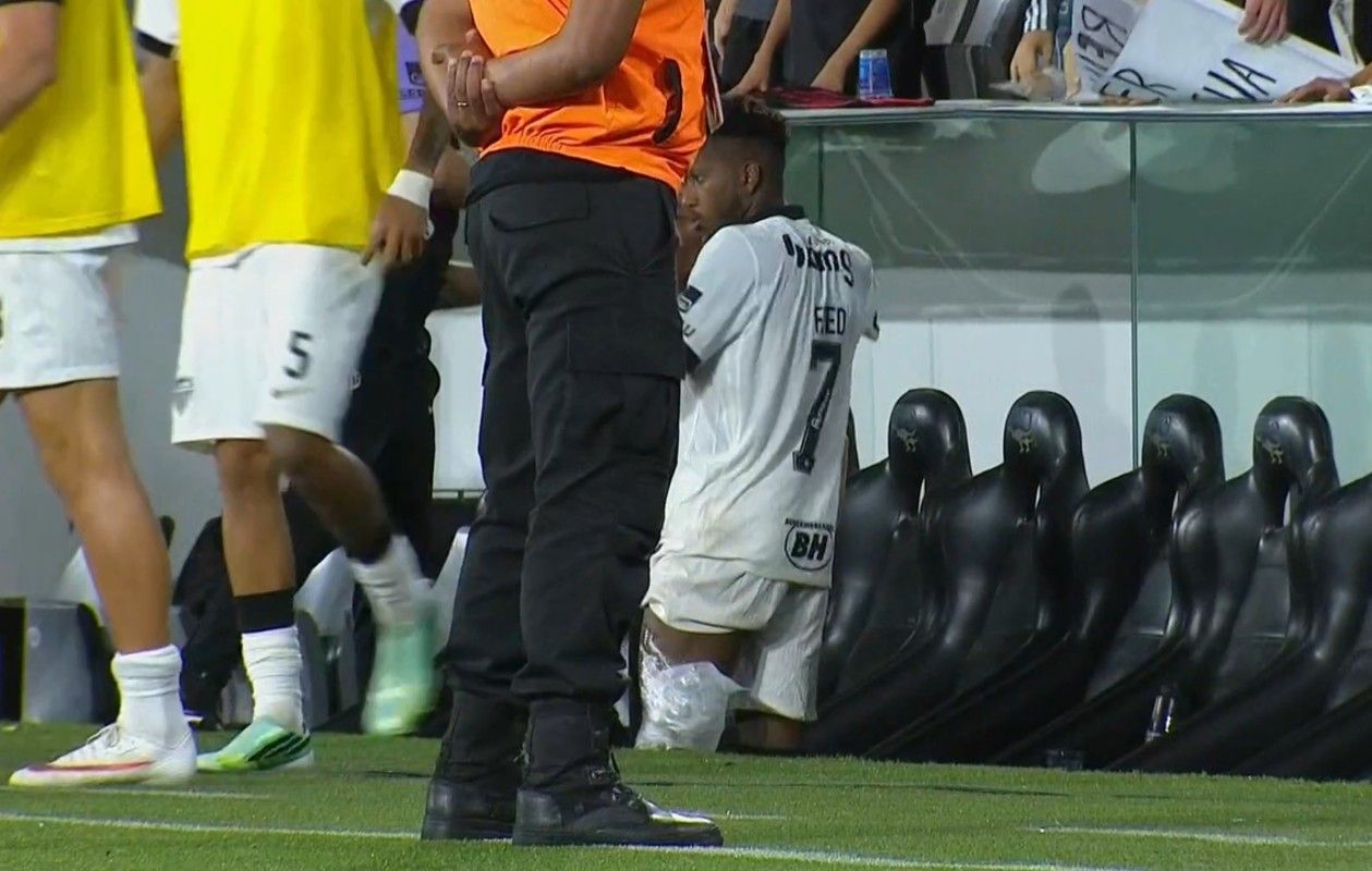 Fred com gelo na coxa no banco de reservas