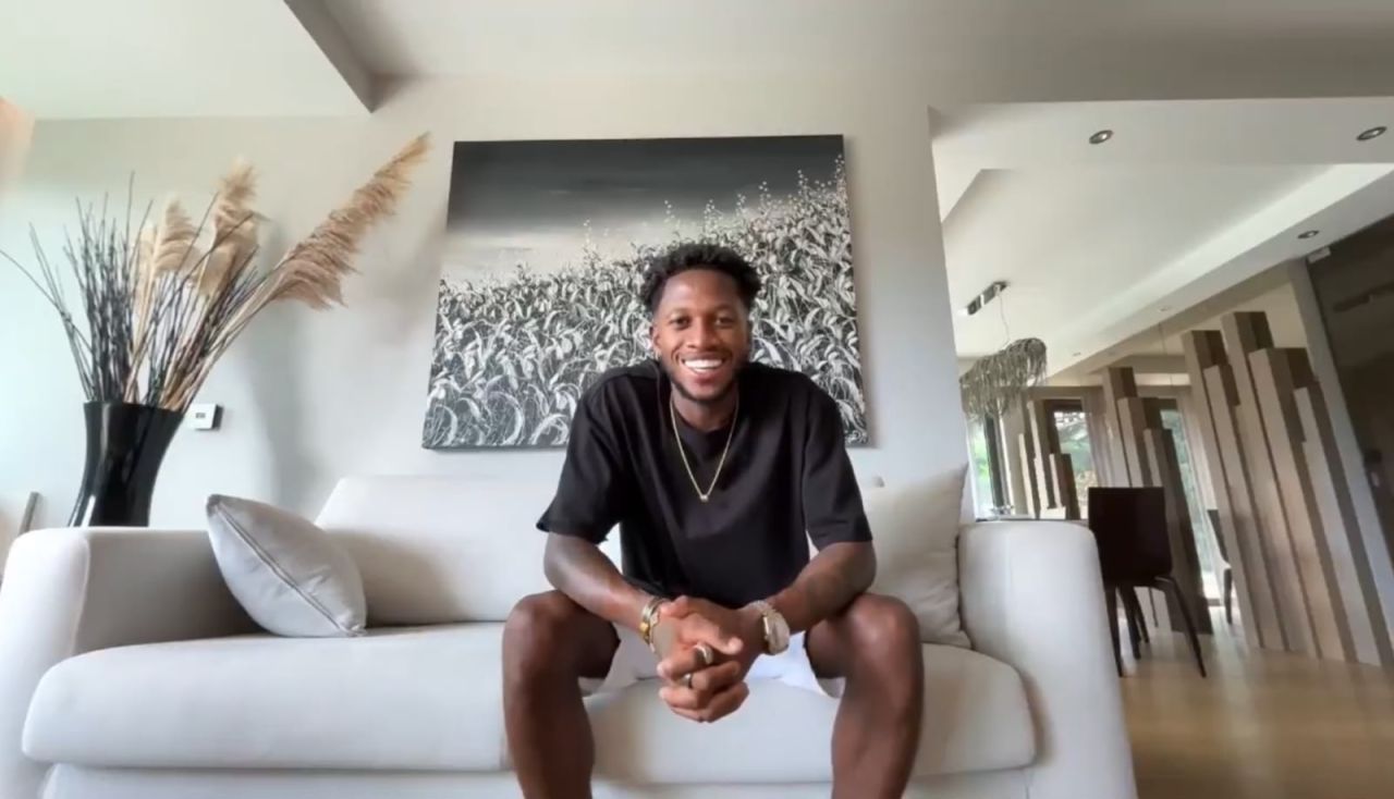 Fred sentado em vídeo divulgando retorno ao Atlético-MG