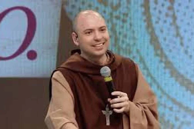 Frei Gilson durante transmissão do Rosário da Madrugada