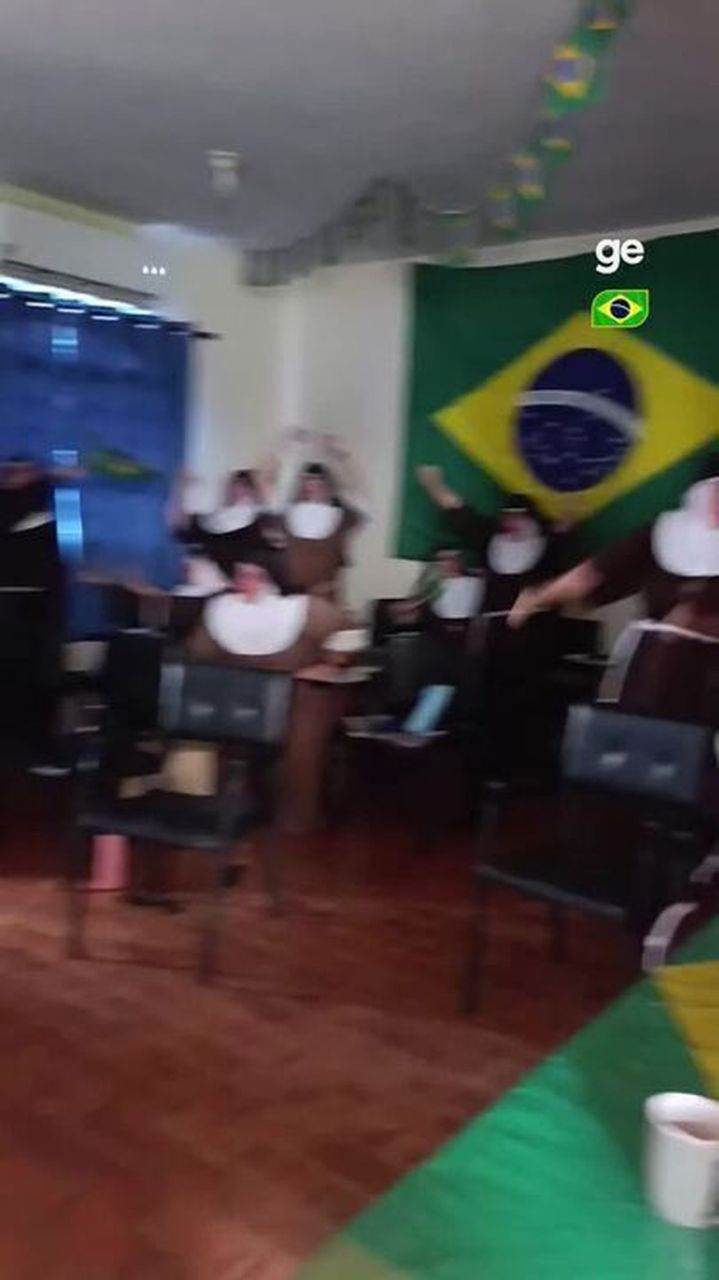 freiras comemorando gol no mosteiro