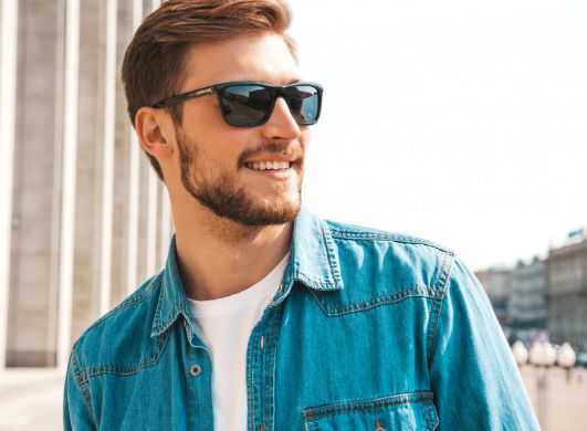 Óculos Fuel Eyewear sendo polidos à mão na bancada de produção