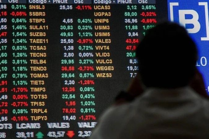 Painel eletrônico da B3 mostrando queda no índice Ibovespa