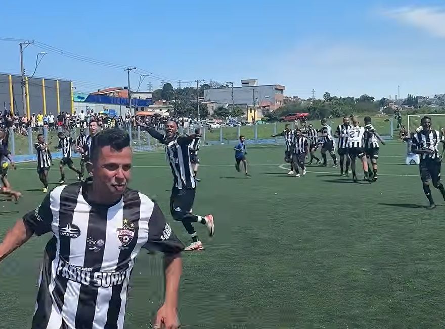 Jogadores do Fumaça comemorando o título da Copa Pura Amizade em Poá