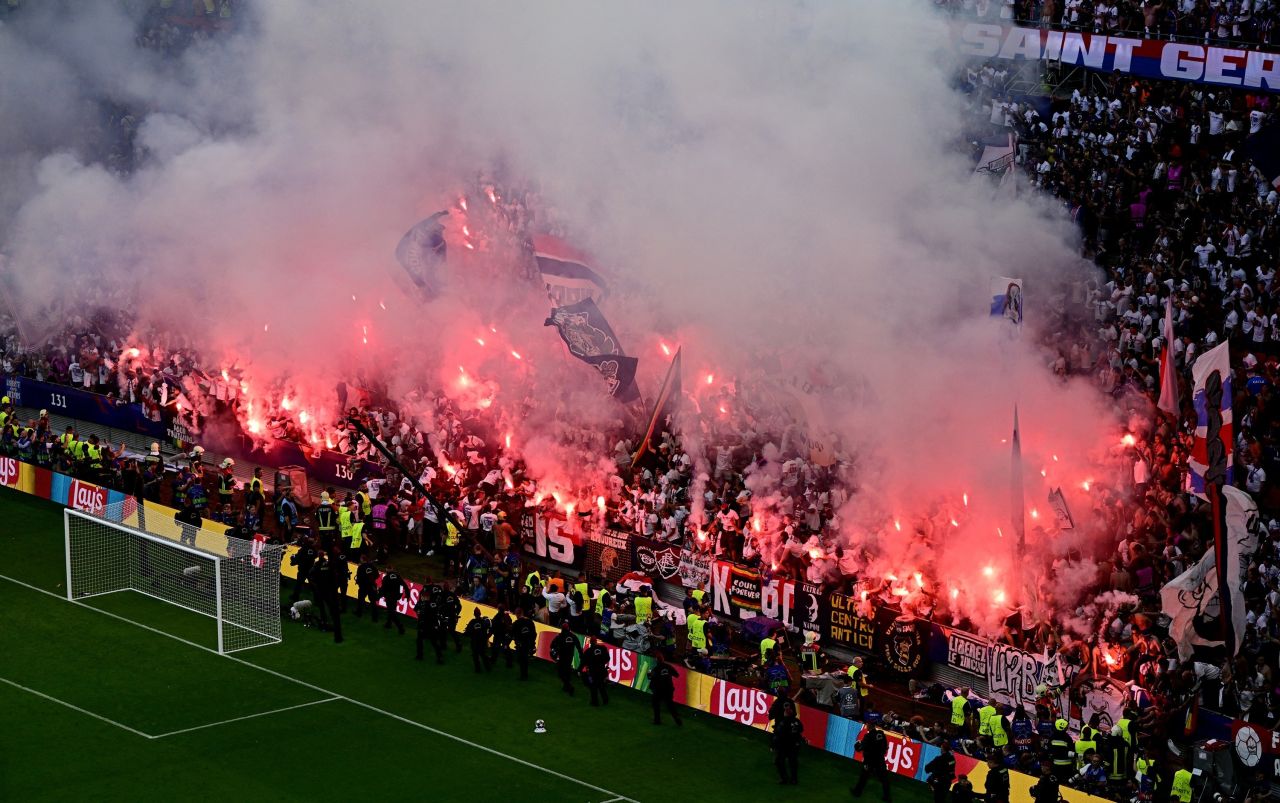 torcida do PSG com sinalizadores e fumaça na Puskás Arena