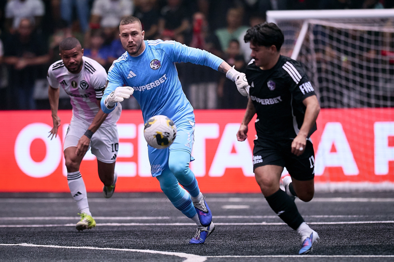 Jogadores da Furia durante as cobranças nos shootouts