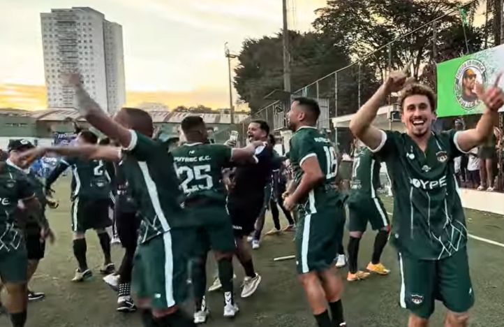 Jogadores do Futback comemorando o título da Copa Paulista