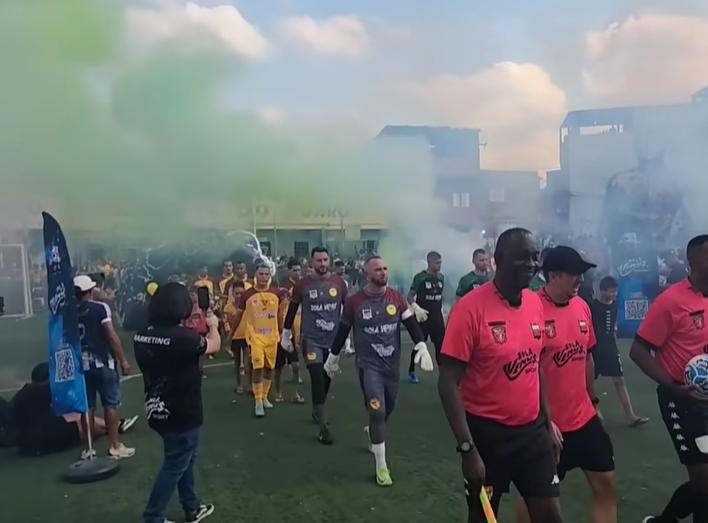 Jogadores do Futback comemorando o título da Copa Produto do Morro no Campo do X do Morro em Itaquaquecetuba