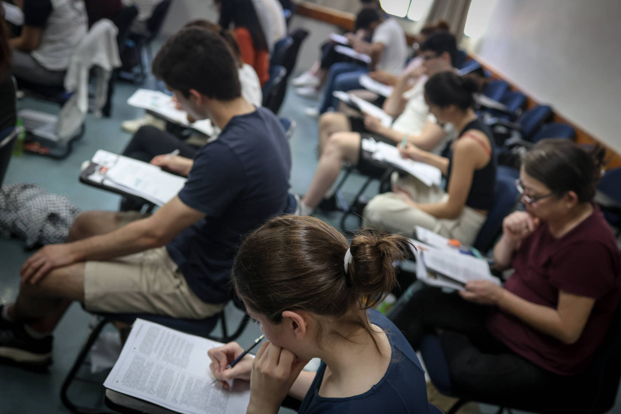 Candidatos fazendo prova da Fuvest