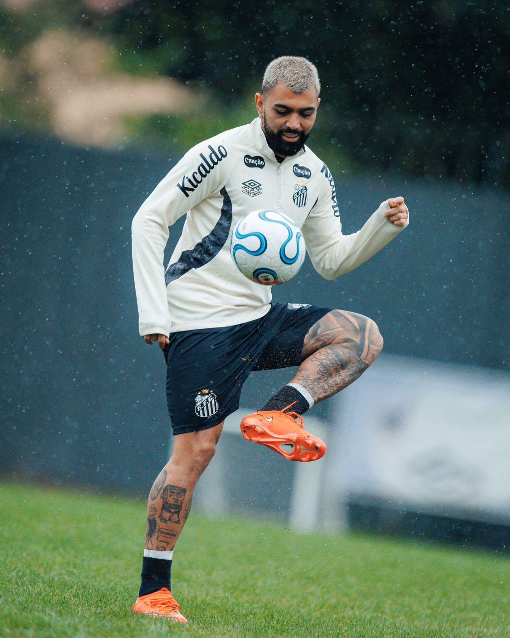 Gabigol comemorando gol pelo Santos durante treino