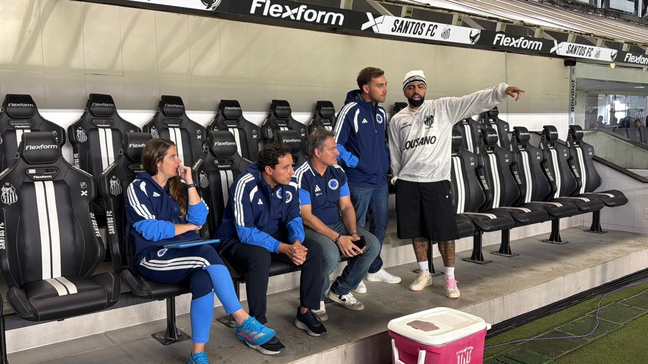Gabigol conversa com dirigentes do Cruzeiro na Vila Belmiro