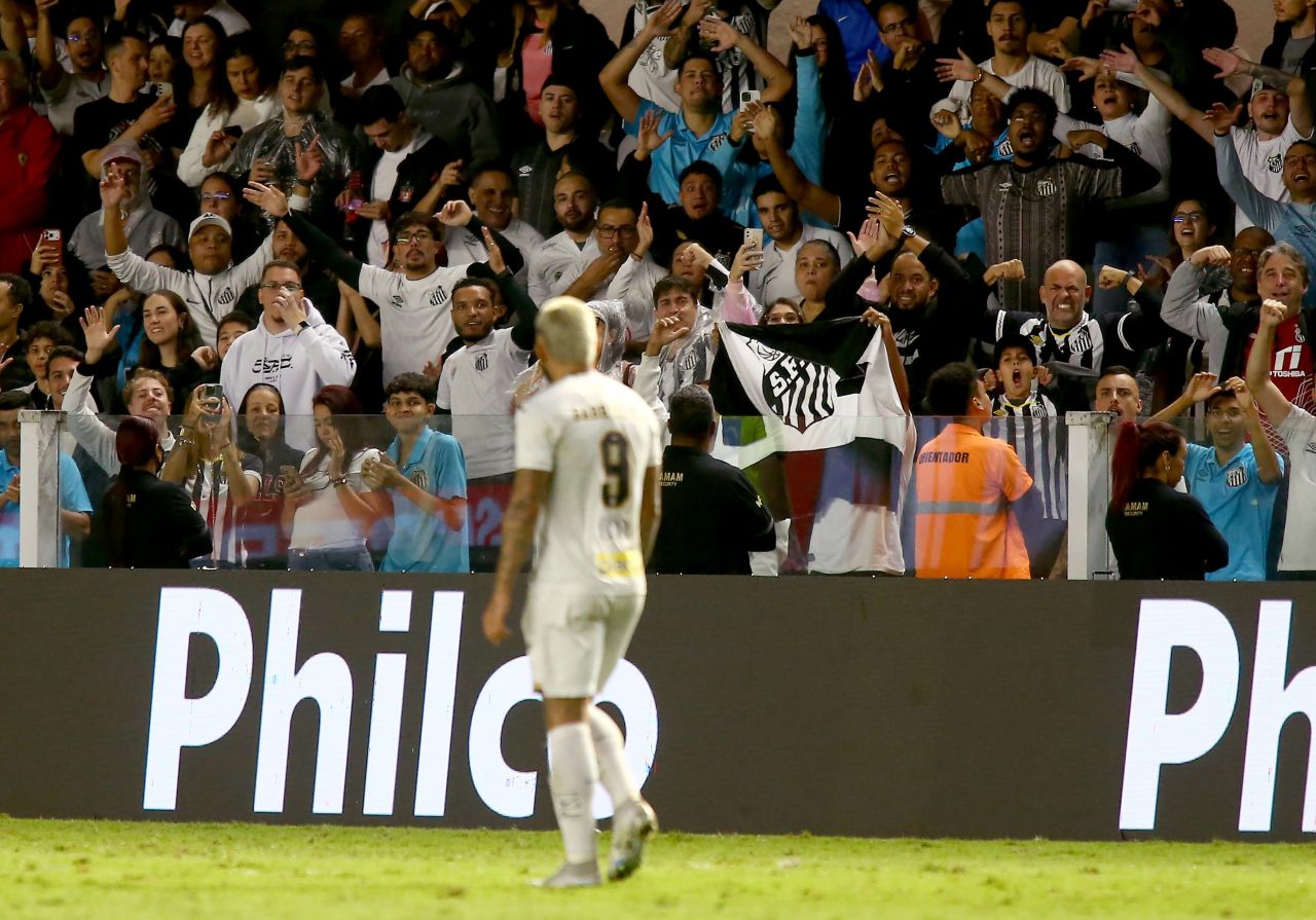 Gabigol saindo de campo após expulsão em partida do Santos