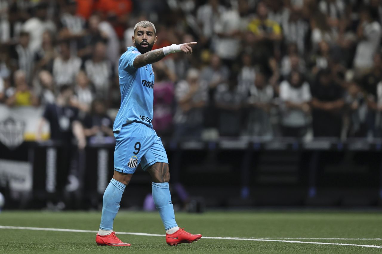 Gabigol durante cobrança de pênalti