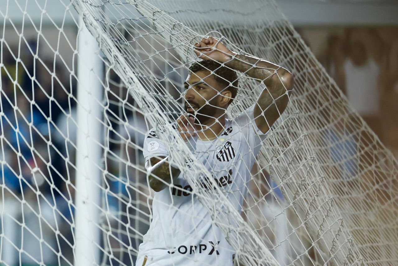 Gabigol em lance no jogo Santos x Remo