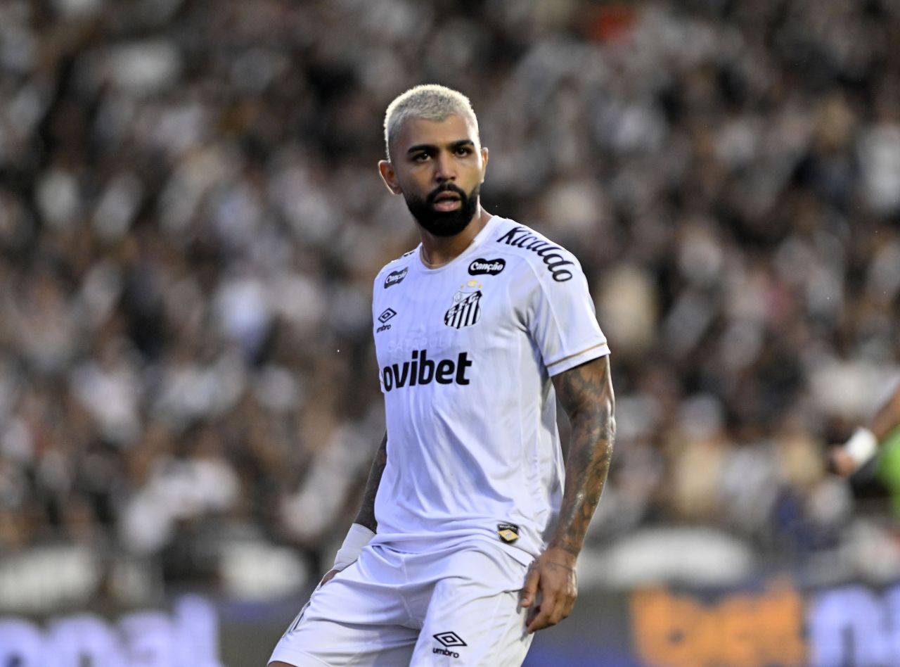 Gabigol comemorando gol pelo Santos em São Januário