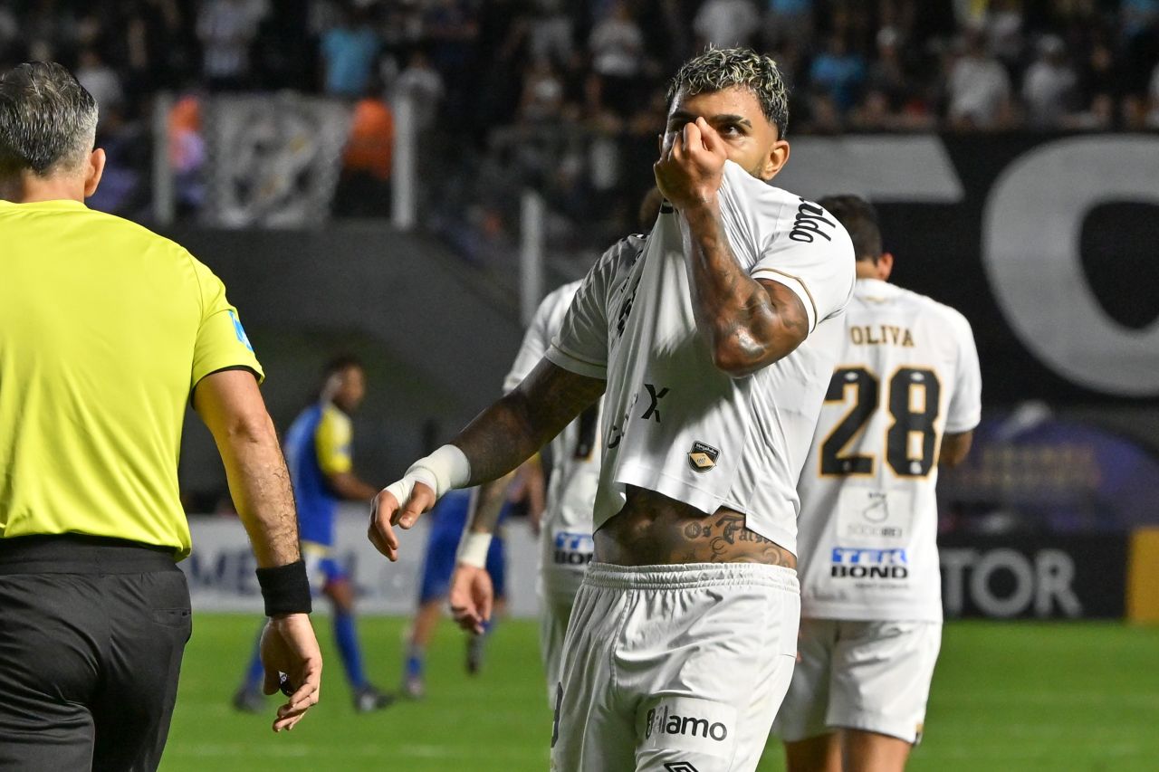 Gabigol comemora gol pelo Santos