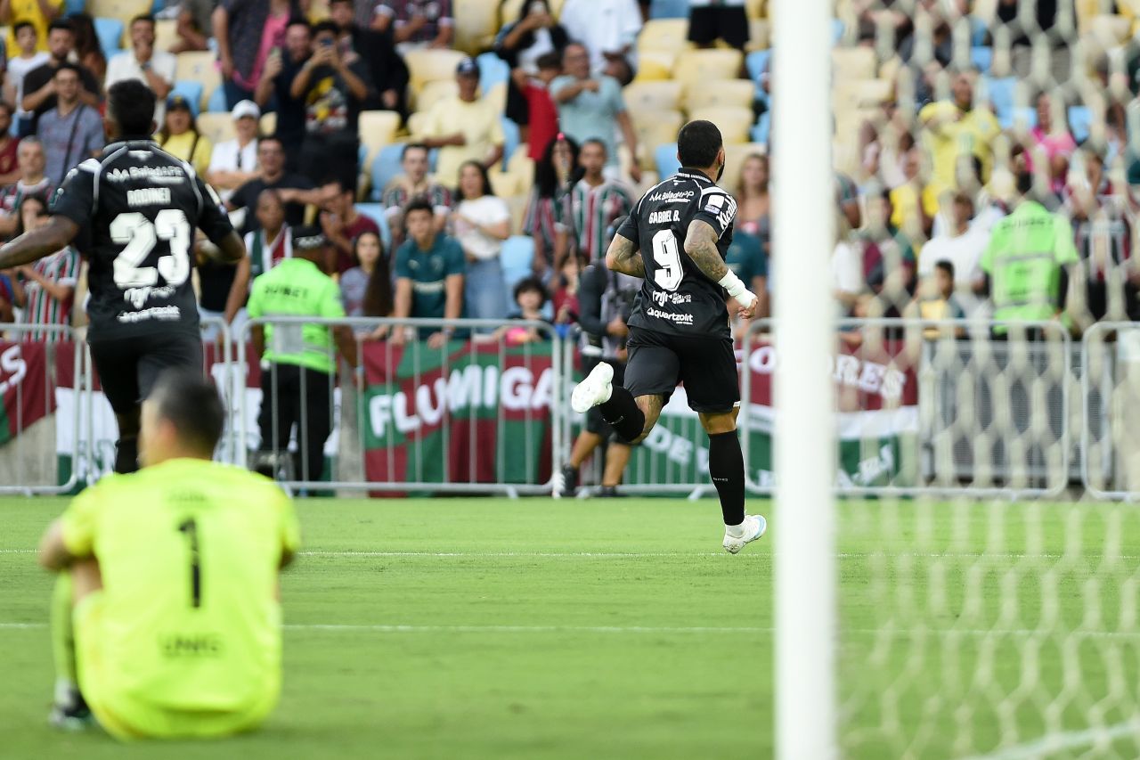 Gabigol mostra tatuagens das taças e comemora gol no Maracanã