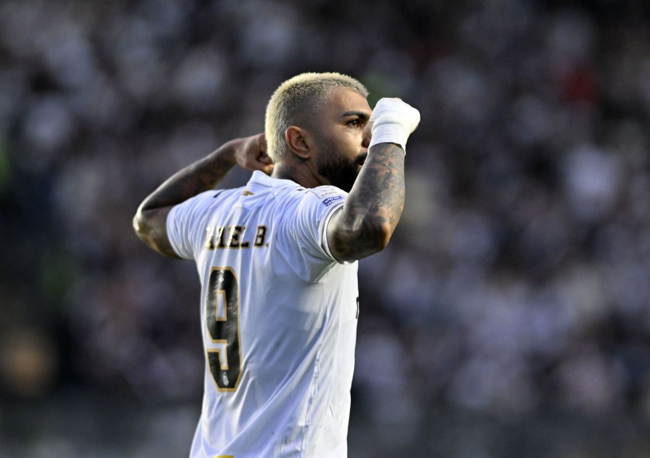 Gabigol comemorando gol