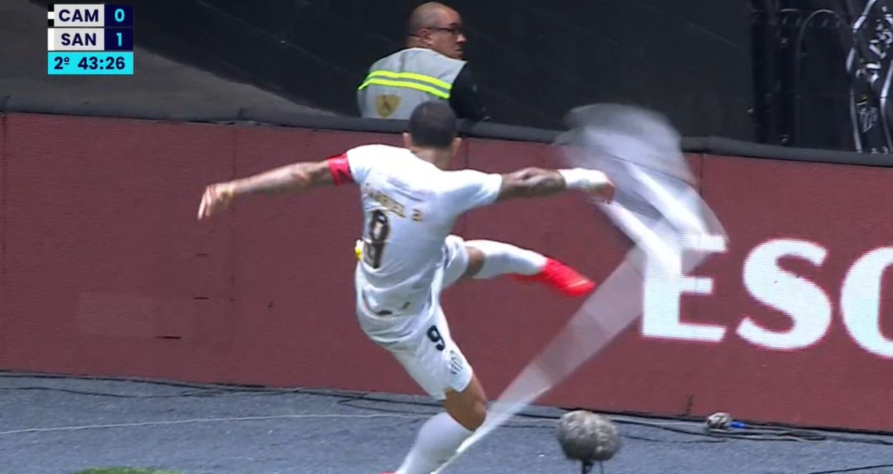Gabigol chutando bandeirinha com escudo do Atlético na Arena MRV