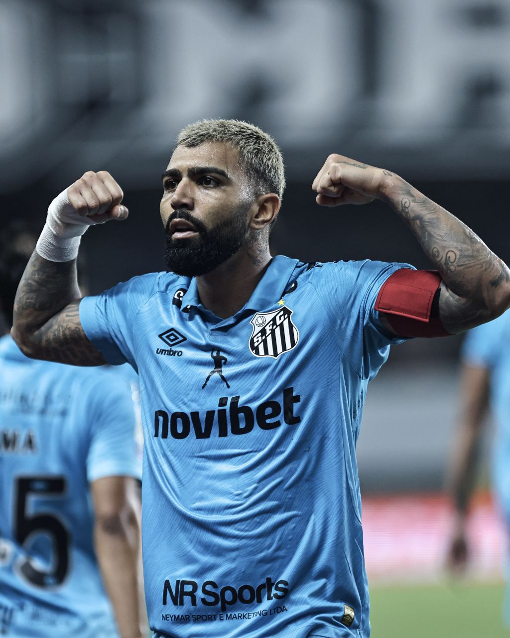Gabigol comemorando um gol com a camisa do Santos