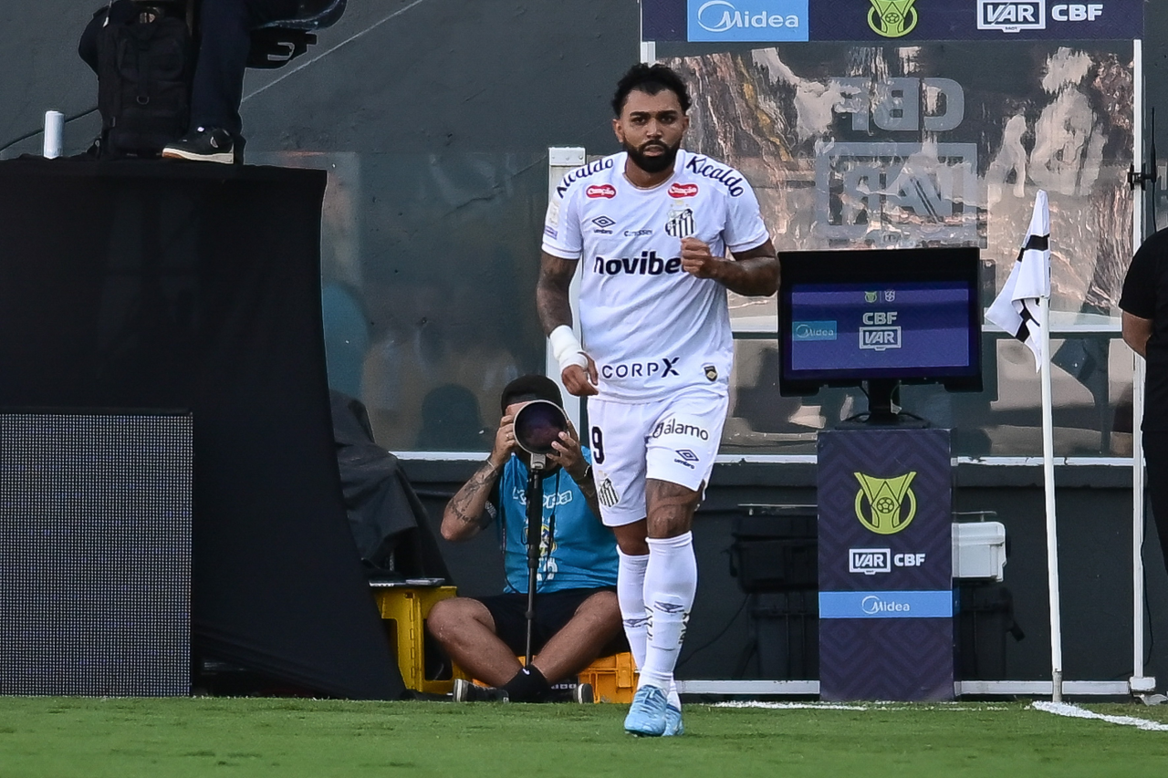 Gabigol em ação com a camisa do Santos durante partida contra o Fluminense