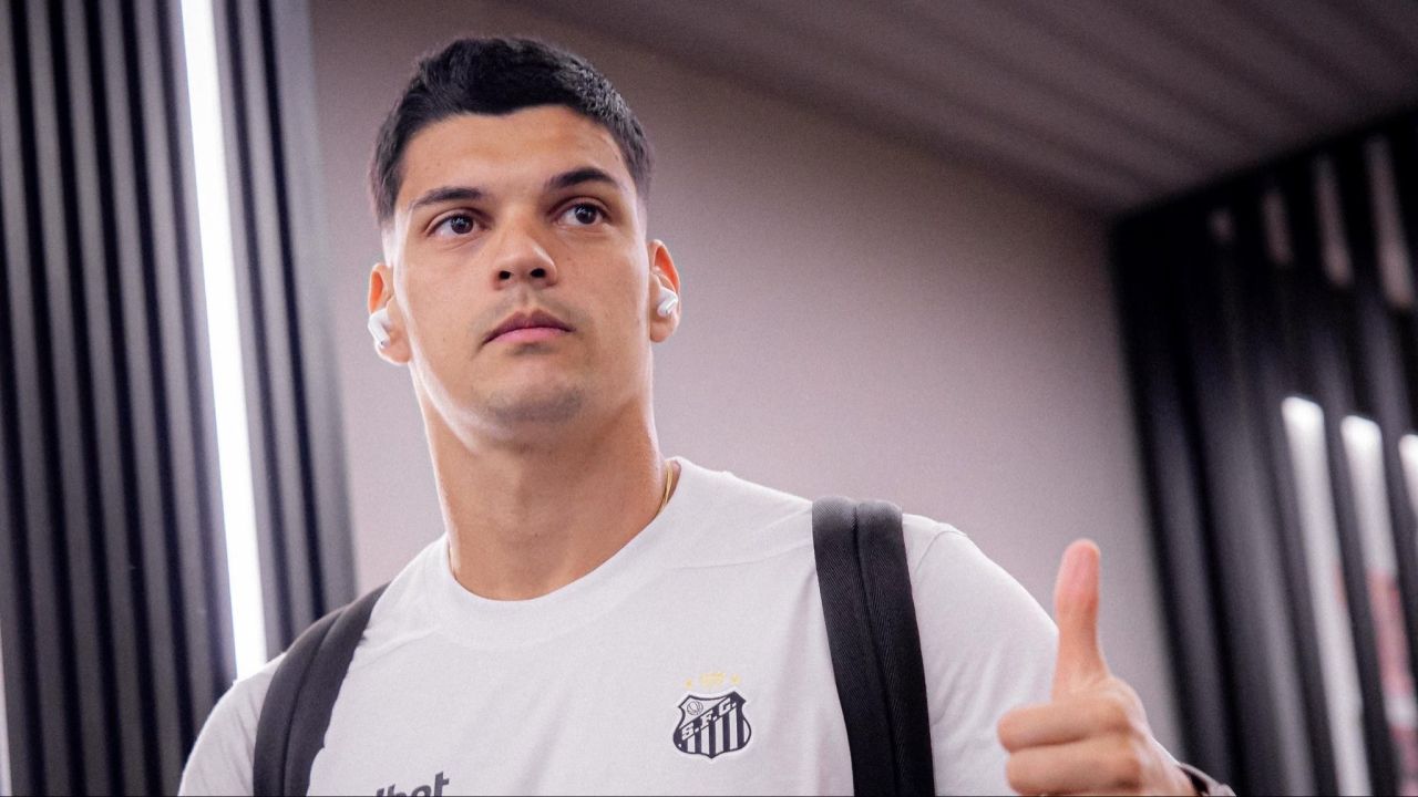 Gabriel Brazão no vestiário da Vila Belmiro