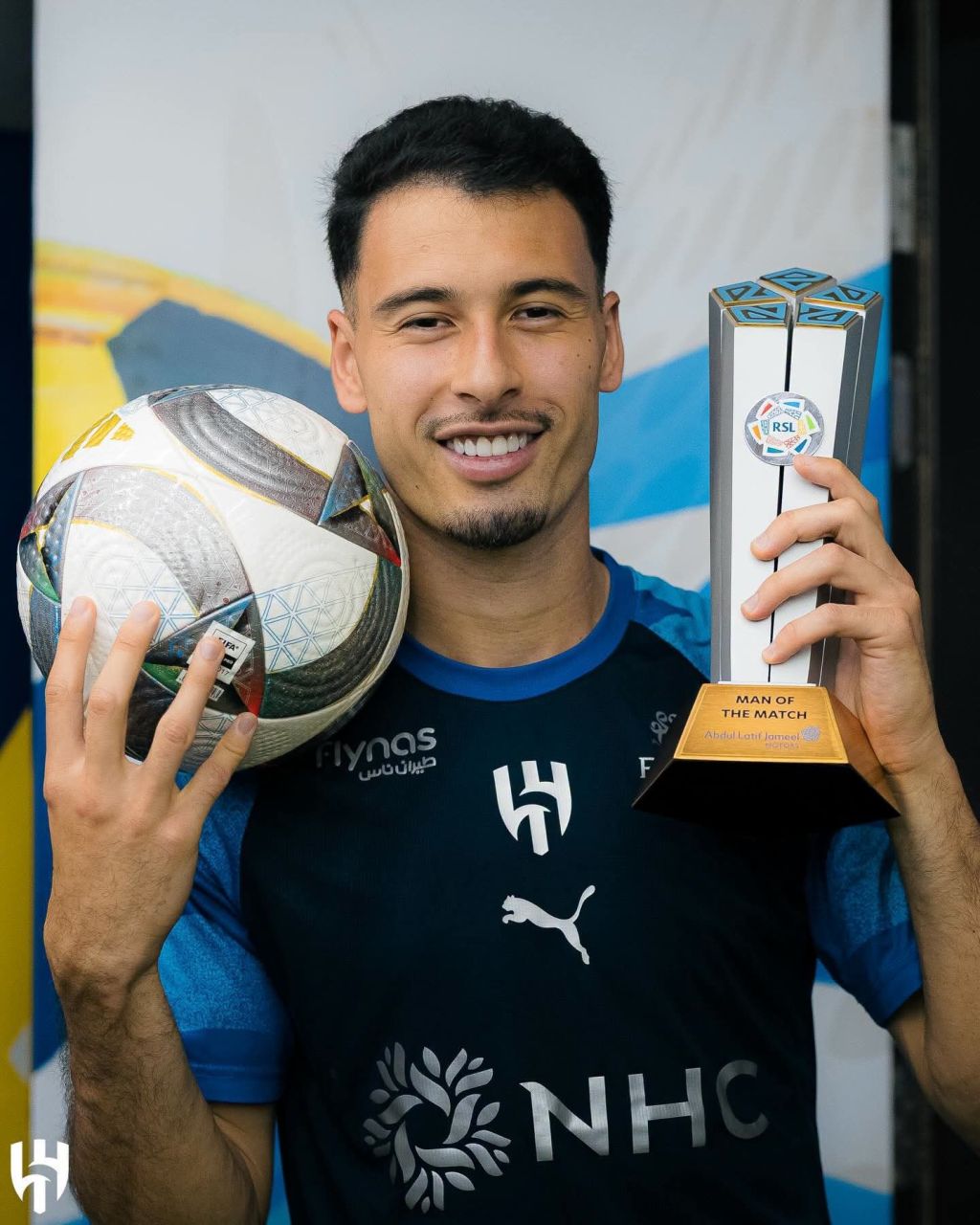 Gabriel Martinelli com a bola e troféu de melhor em campo