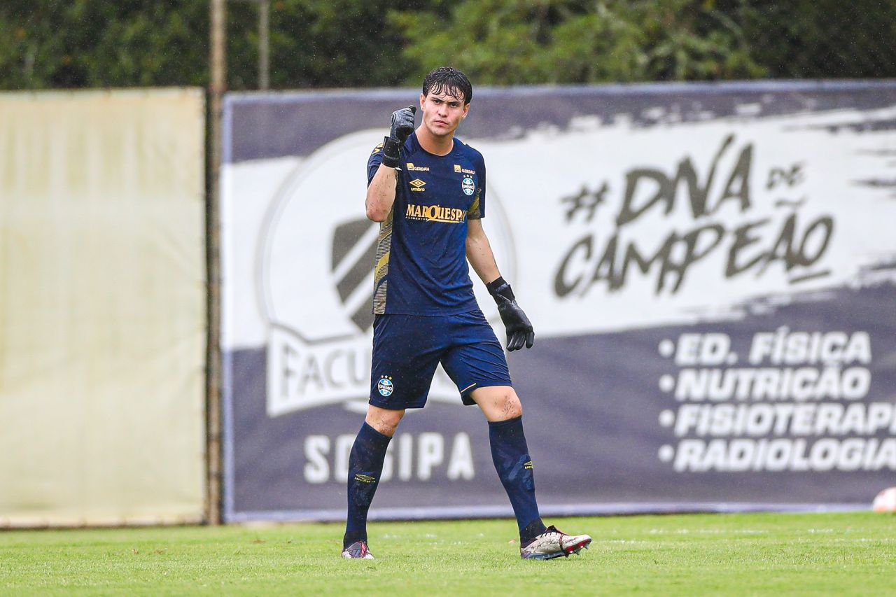 Gabriel Menegon em partida pelo Grêmio