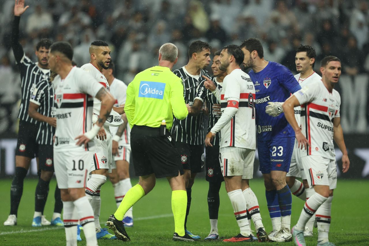 Confusão entre jogadores em campo durante Corinthians x São Paulo