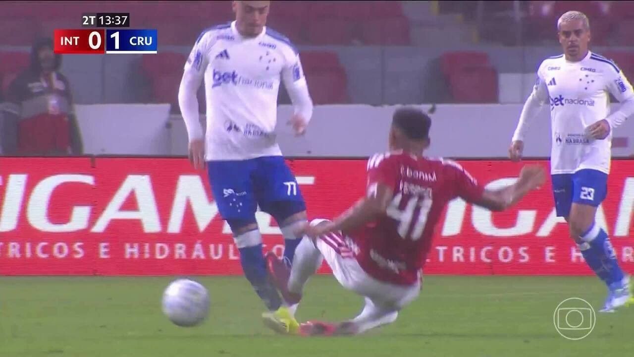 Gabriel Pec deixando o campo após entrada forte