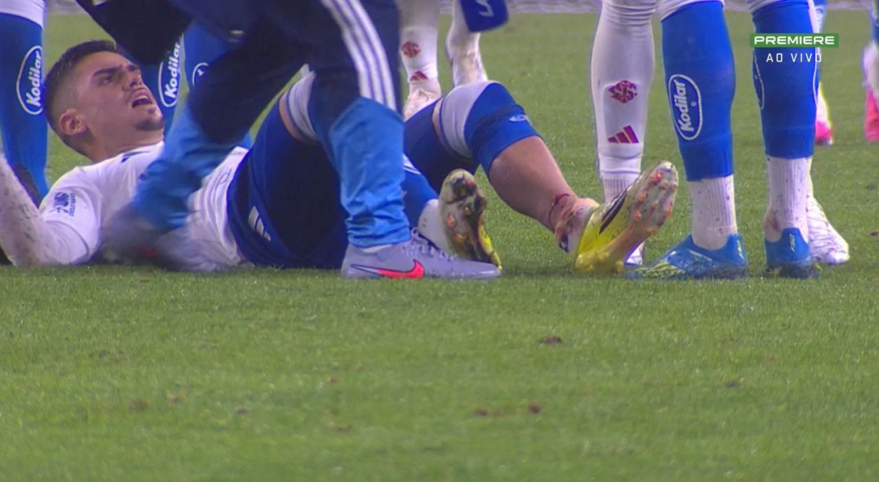 Gabriel Pec lesionado em campo
