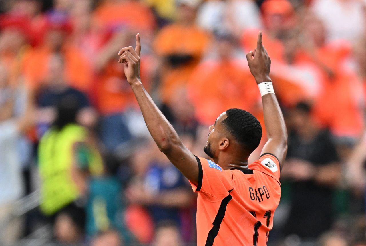 Cody Gakpo em ação com a camisa da seleção da Holanda
