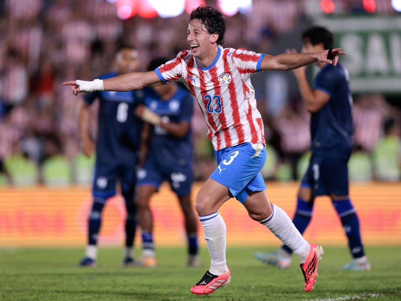 Matías Galarza comemorando o gol