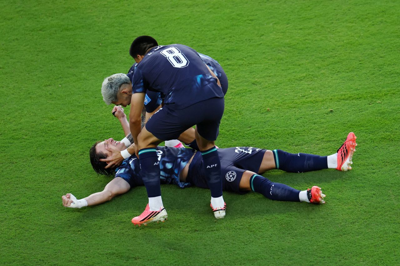 Matías Galarza segurando relógio do árbitro