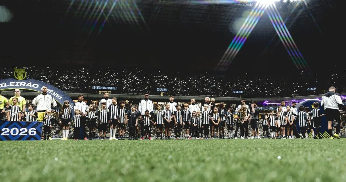 Elenco do Atlético em campo durante partida