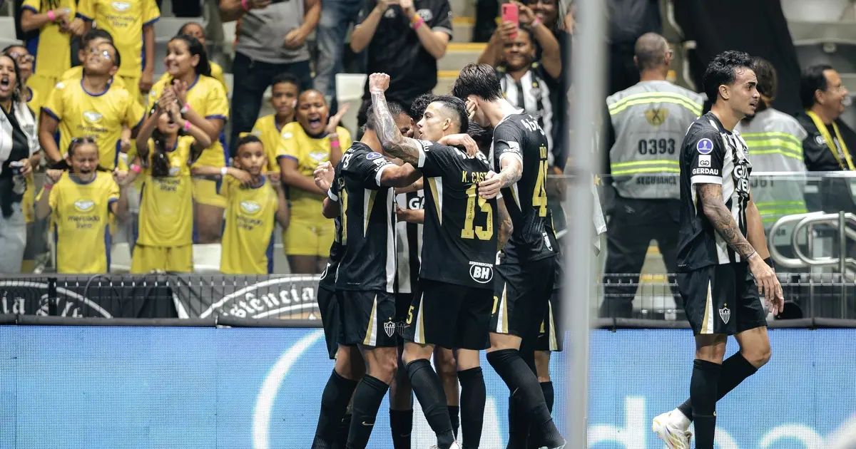 Jogadores do Atlético comemoram gol contra o City Torque na Arena MRV