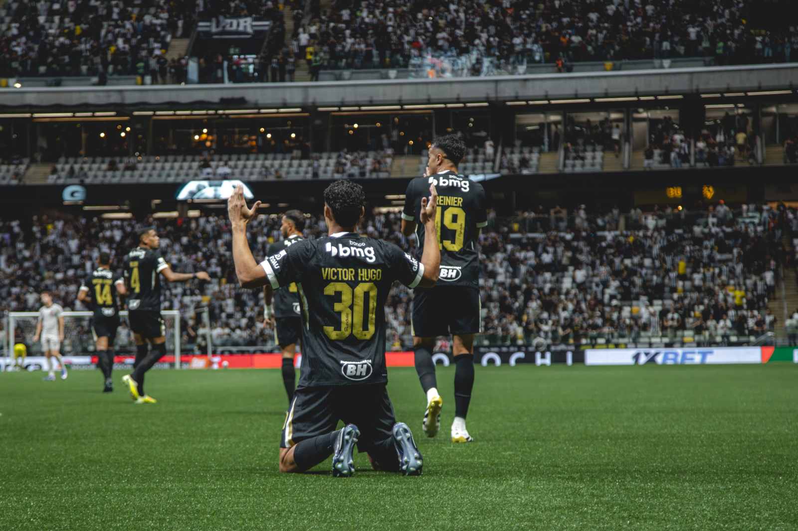 Victor Hugo comemora gol pelo Atlético-MG