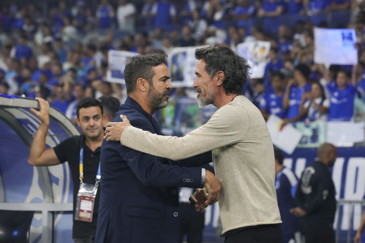 Jogadores de Atlético-MG e Cruzeiro em disputa de bola durante clássico