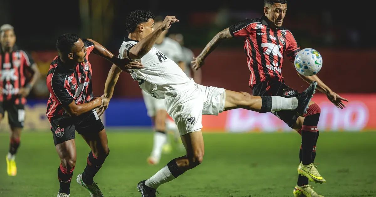 Jogadores do Atlético em campo durante partida na Arena MRV