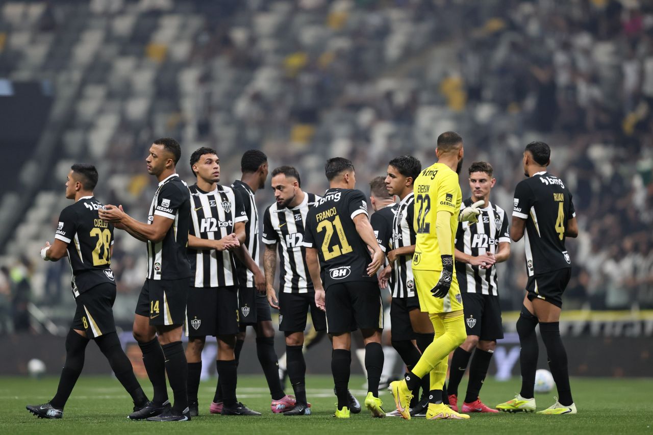 Jogadores do Atlético-MG reunidos no gramado