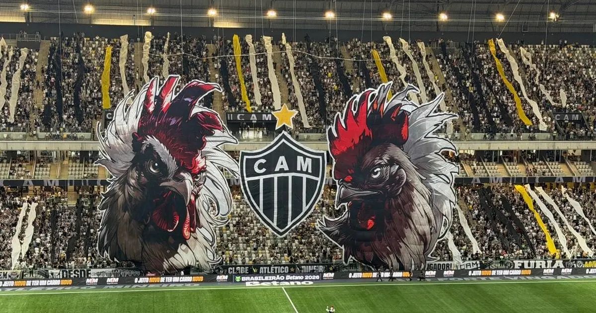 Torcida do Atlético na Arena MRV com bandeiras e camisas do Galo