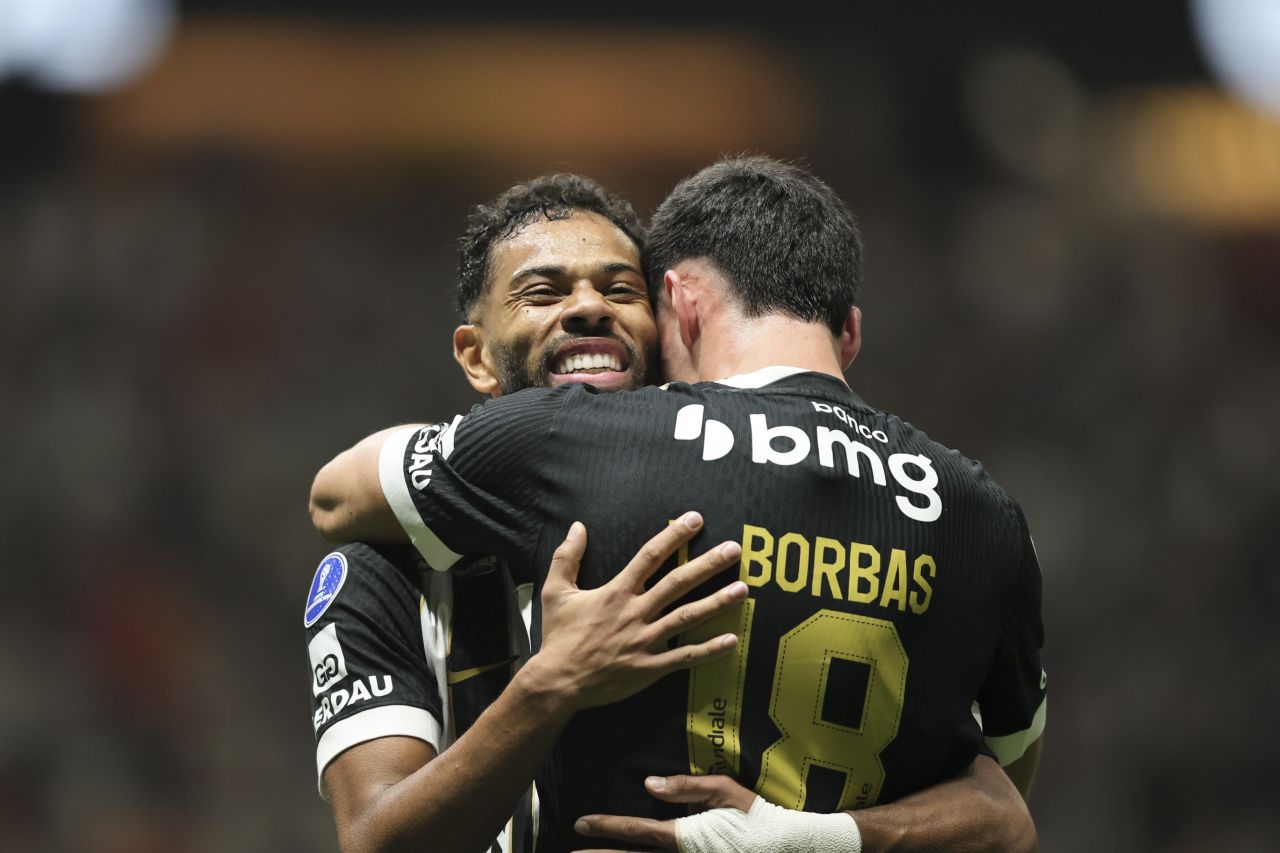 Jogadores do Atlético comemoram gol na Arena MRV