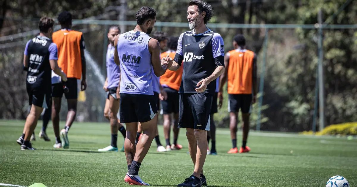 Treino do Atlético com Domínguez orientando jogadores