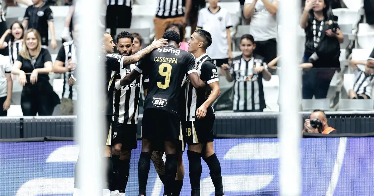 Jogadores do Atlético comemorando gol
