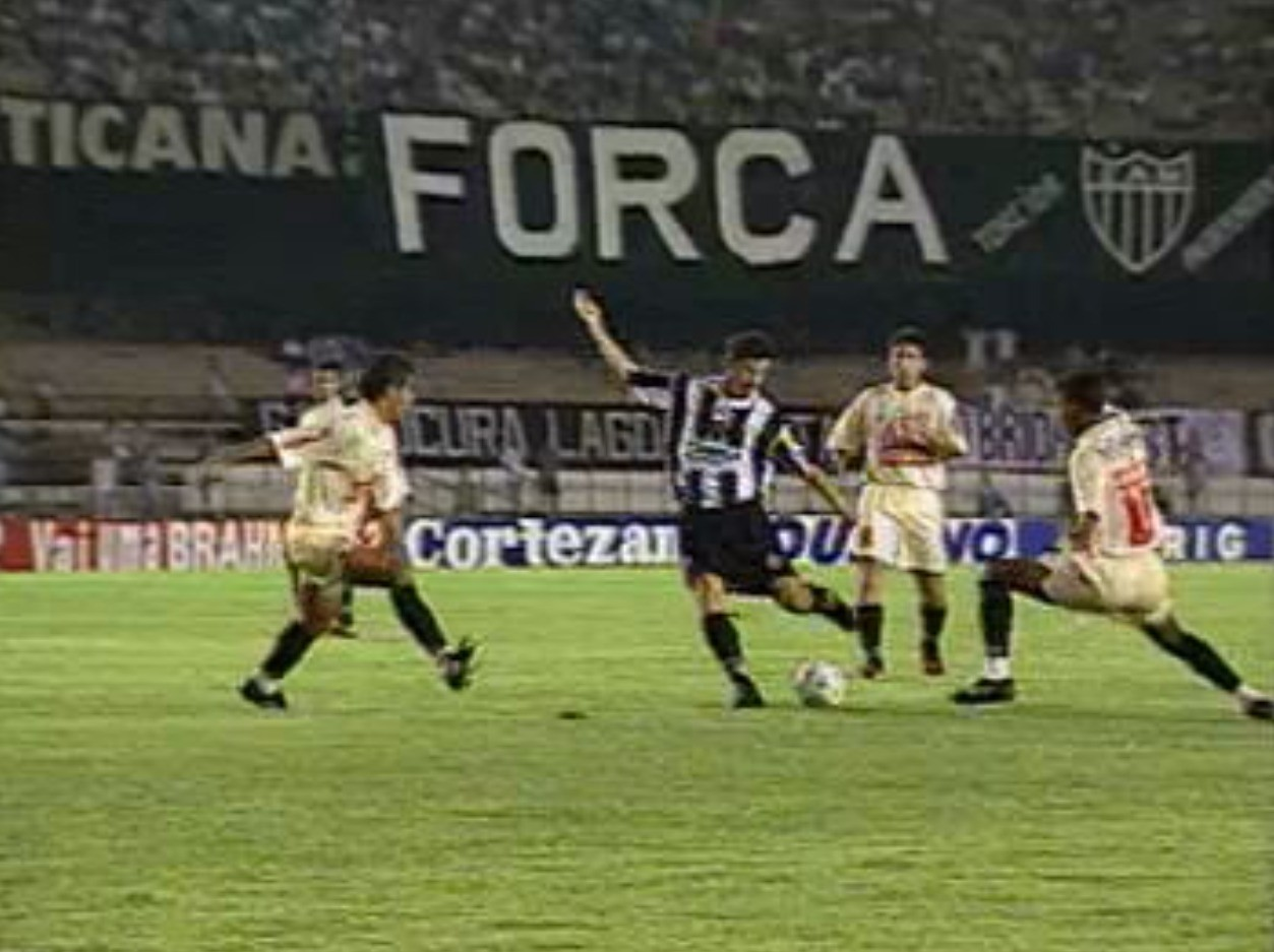 Hulk atende torcedores na porta do CT do Atlético-MG