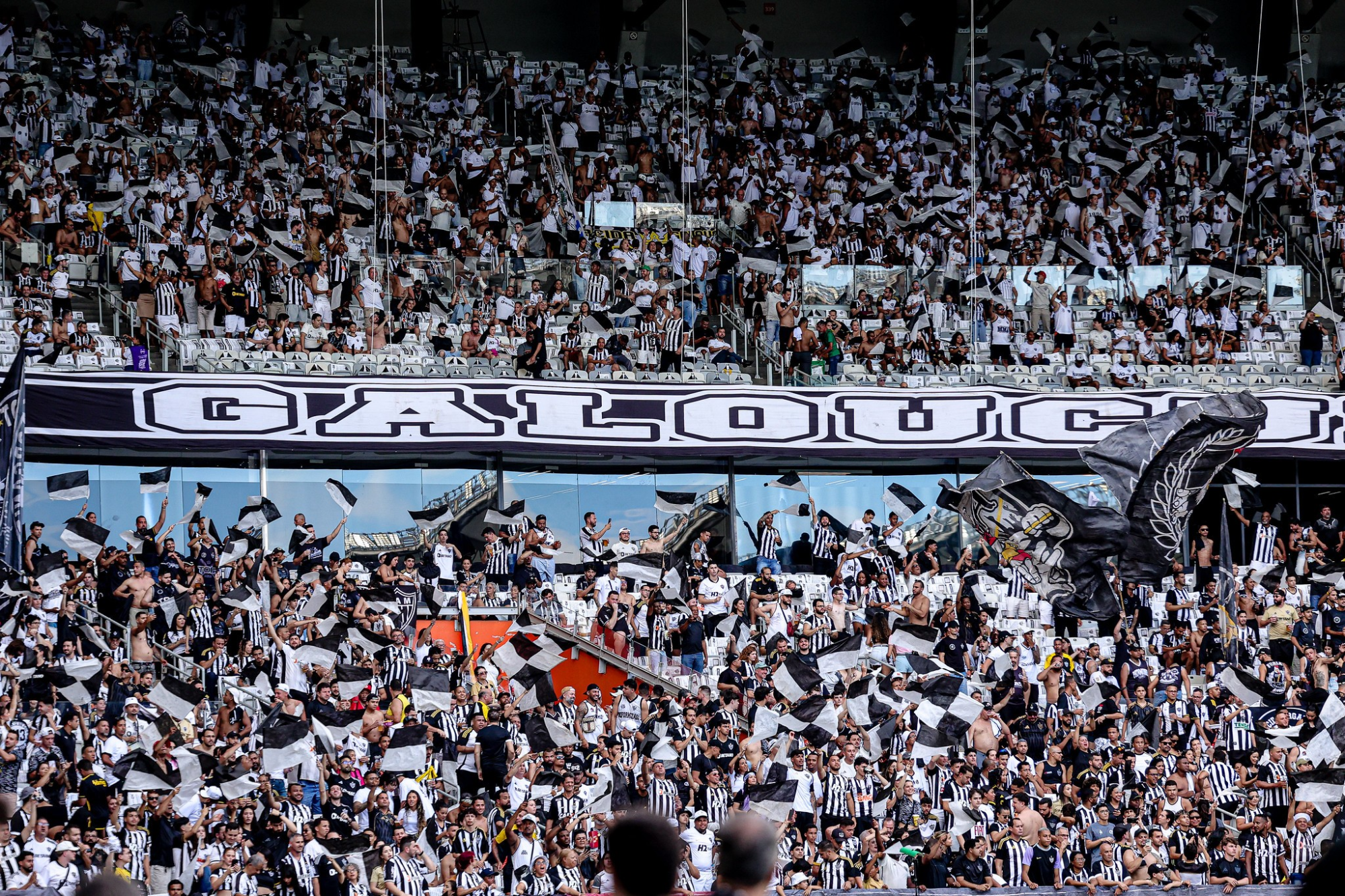 Jogadores do Atlético-MG em aquecimento antes de jogo no estádio