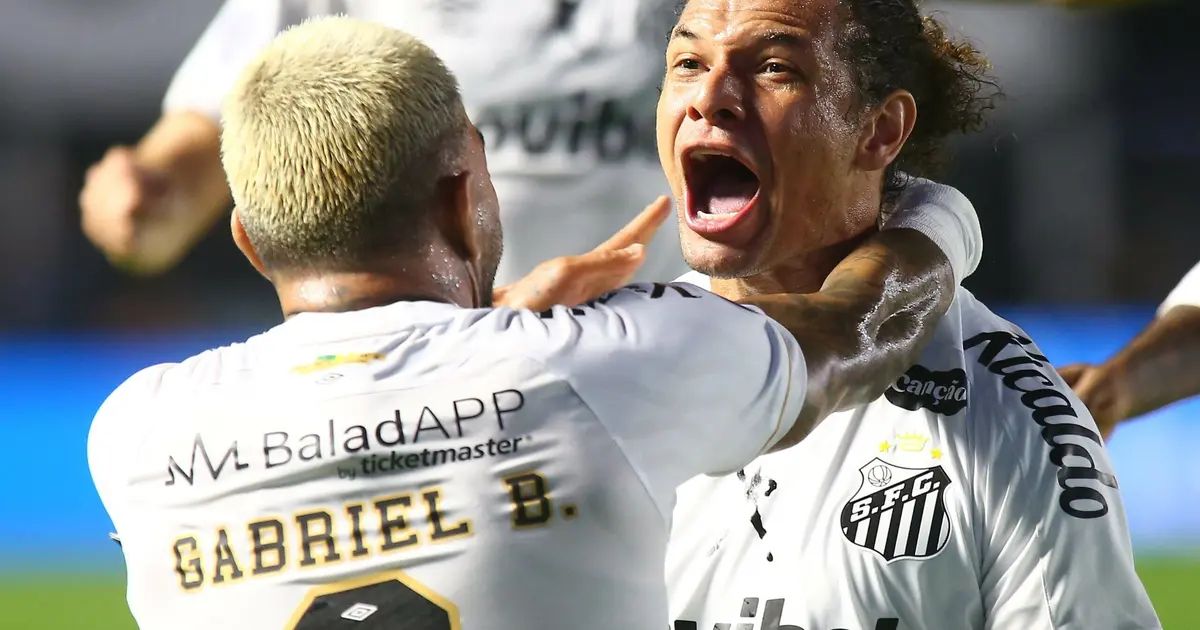 Willian Arão comemora após cabeçada que abriu o placar
